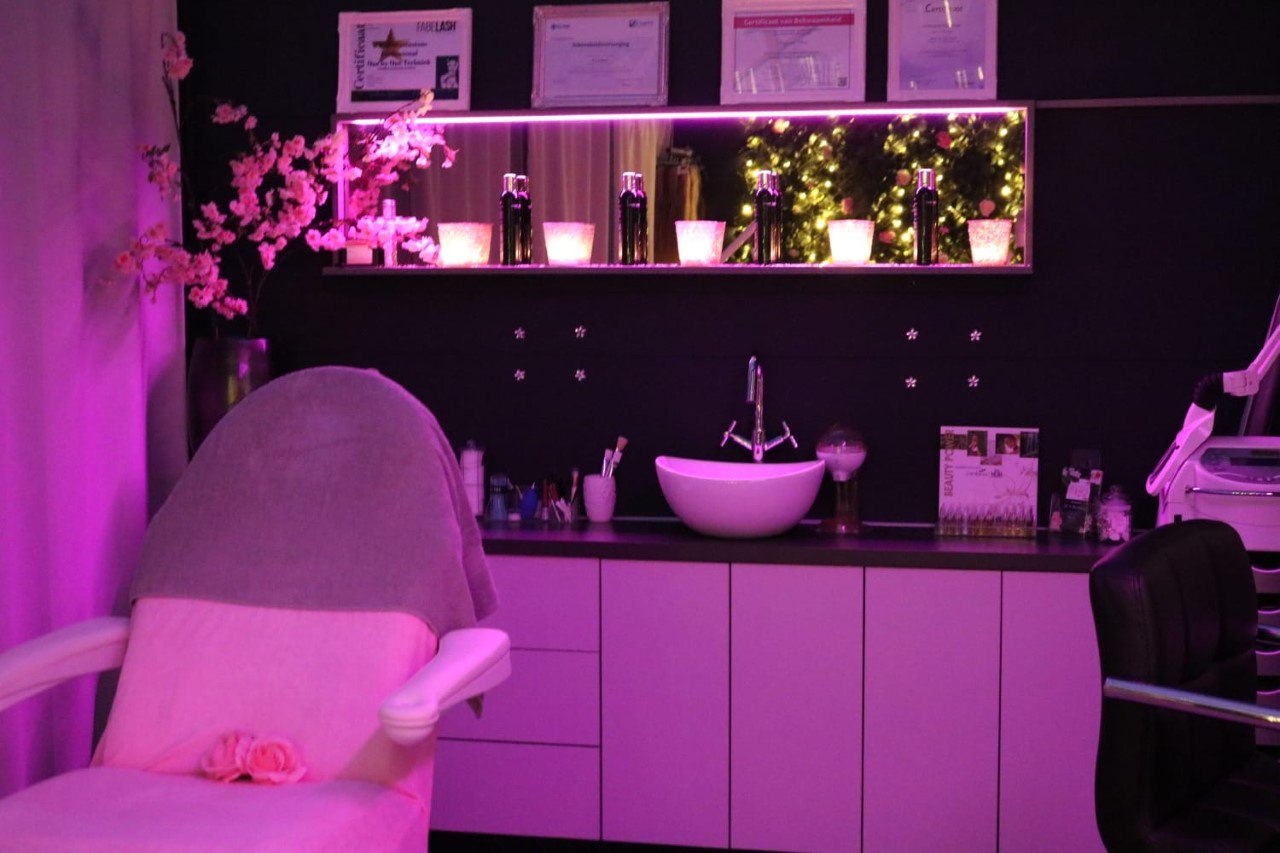De salon van Beauty Rose met warme verlichting