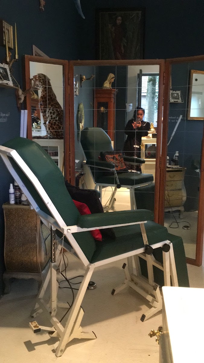 De vintage behandelstoel in het atelier